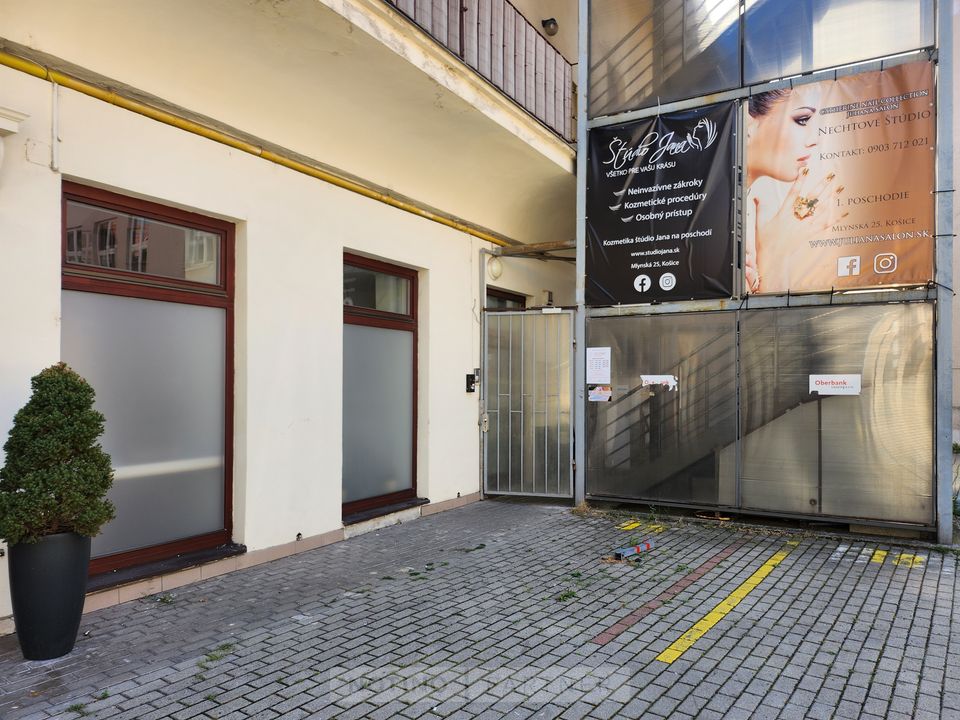 Vstup do budovy na Puškinovej 1 v Košiciach, kde nájdete The Skin Room
